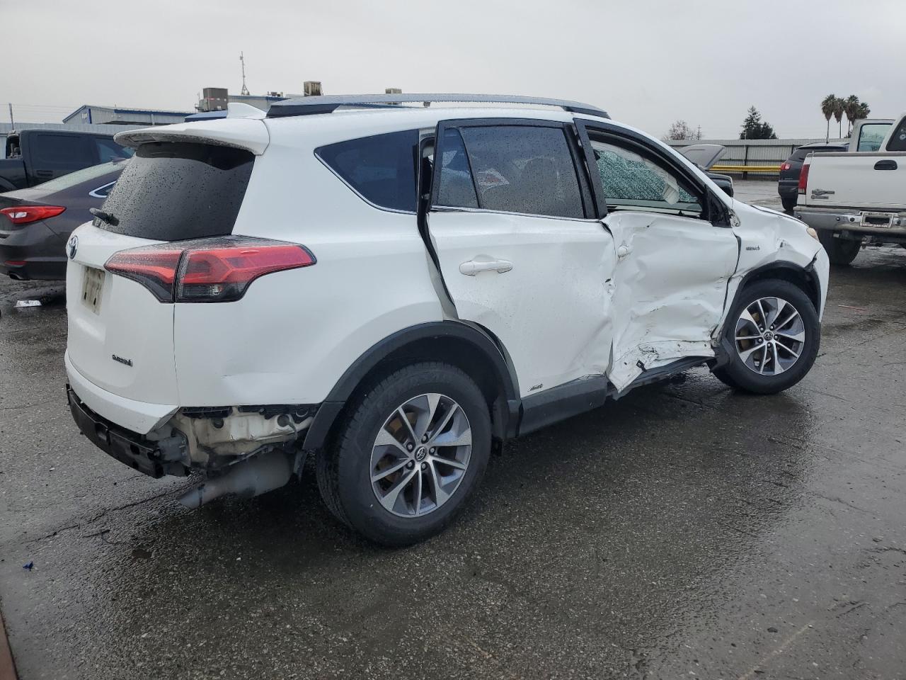 VIN JTMRJREV5JD250678 2018 TOYOTA RAV4 no.3