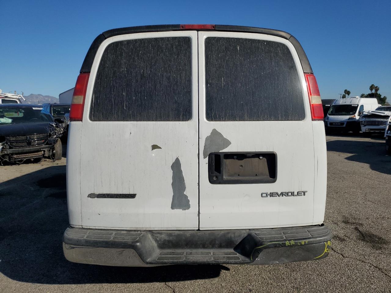 2005 Chevrolet Express - Image 11
