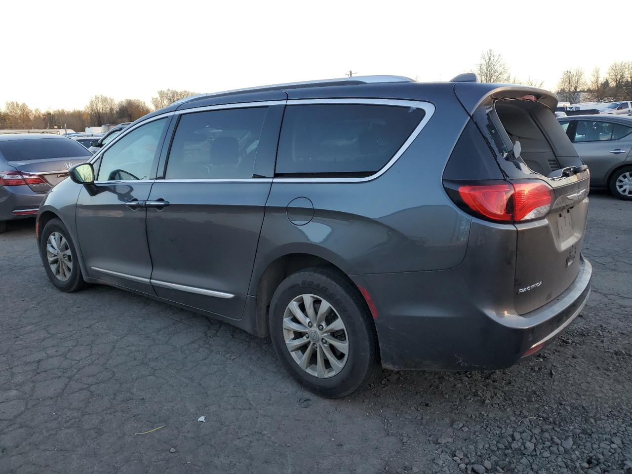 2019 Chrysler Pacifica - Image 2