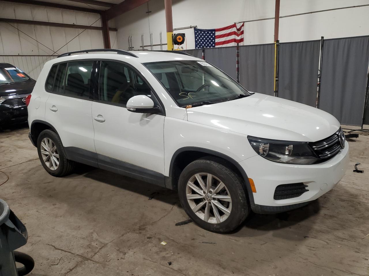 2017 Volkswagen Tiguan - Image 4