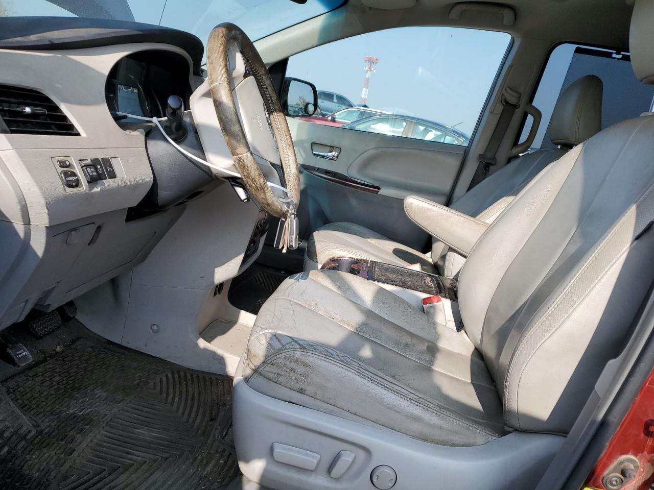 2012 Toyota Sienna - Image 7