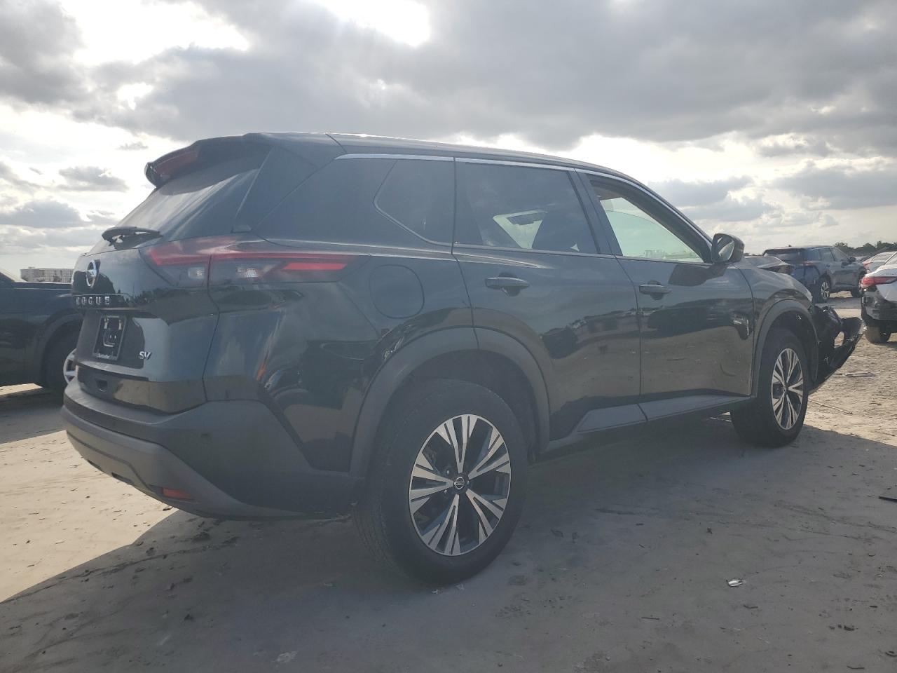 2021 Nissan Rogue - Image 3