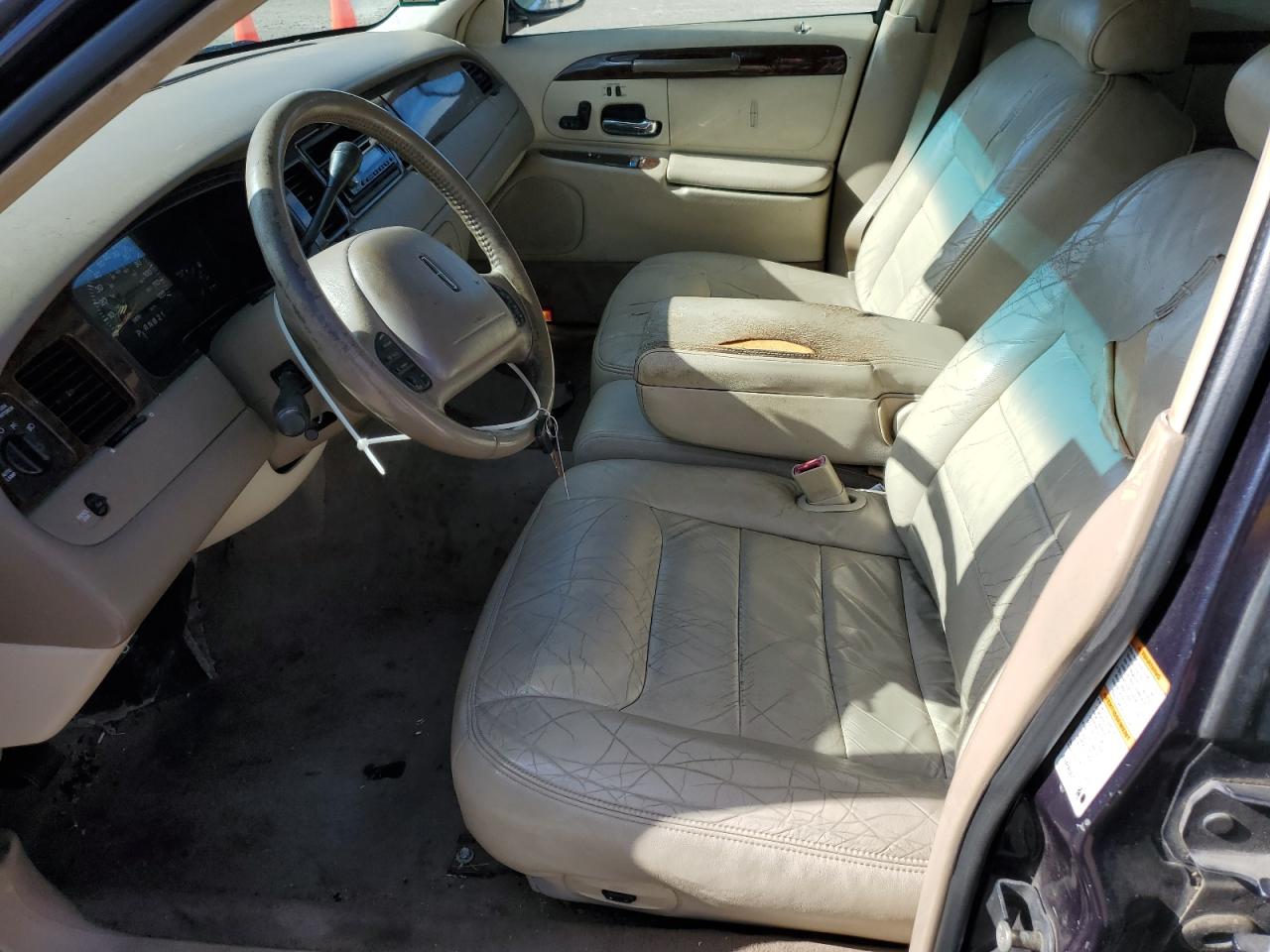 2000 Lincoln Town Car Signature VIN: 1LNHM82W2YY870526 Lot: 85537694