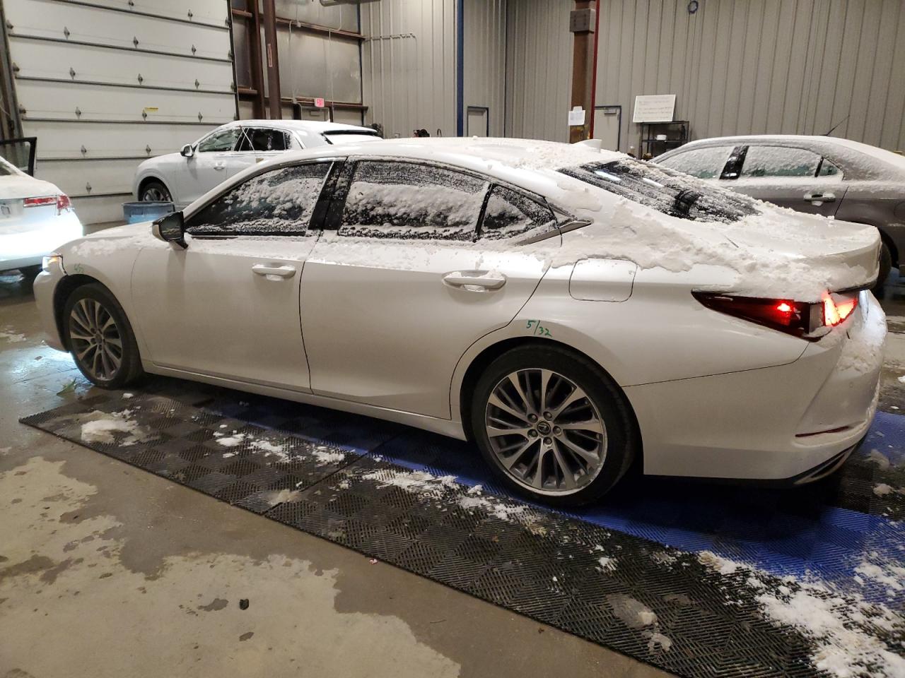 2020 Lexus ES - Image 2