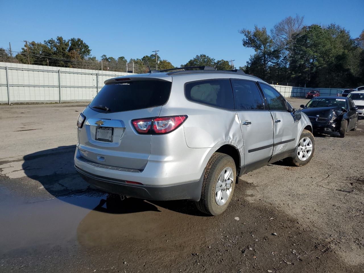 VIN 1GNKRFED2HJ311021 2017 CHEVROLET TRAVERSE no.3