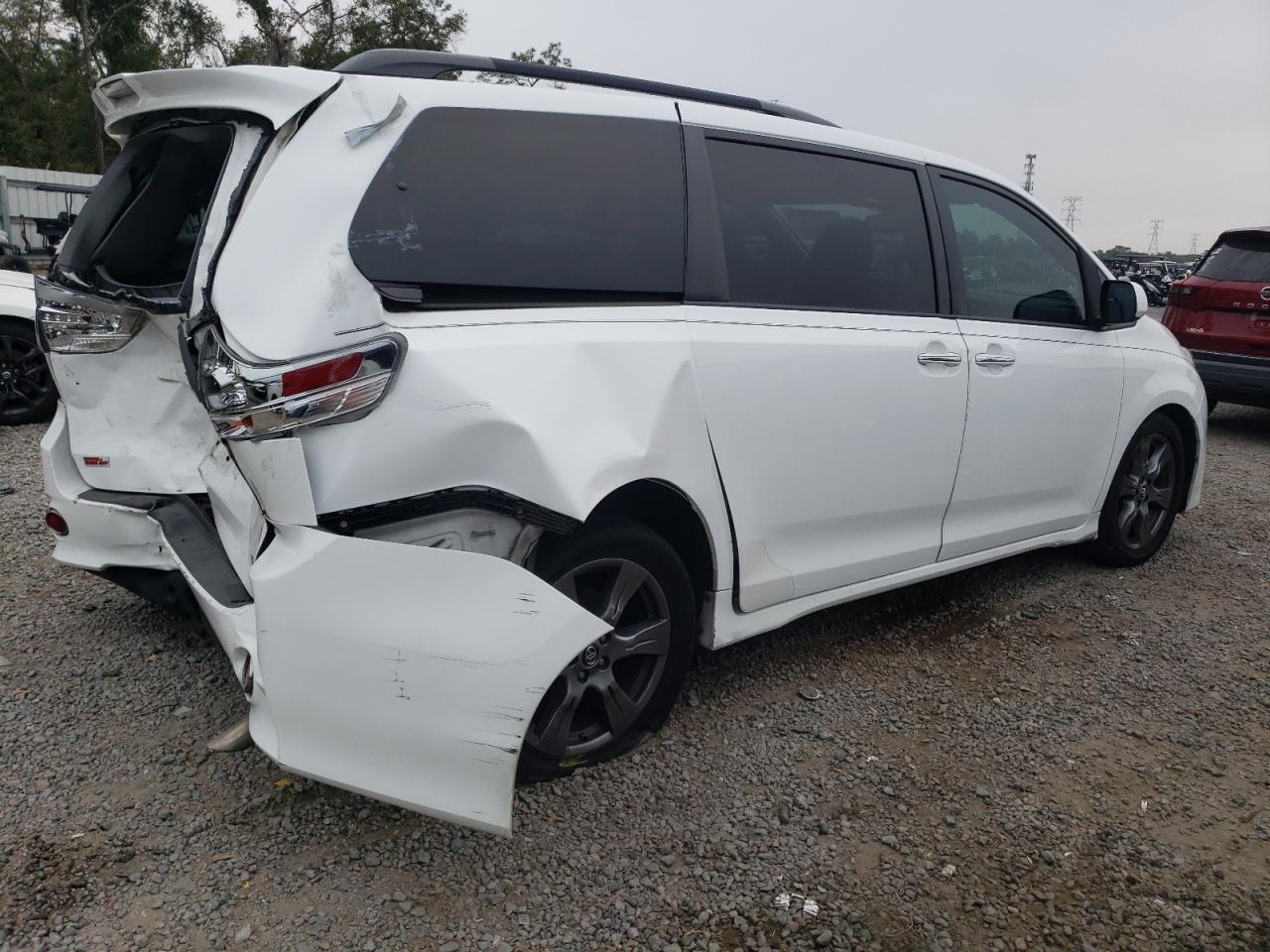 VIN 5TDXZ3DC9JS938524 2018 TOYOTA SIENNA no.3