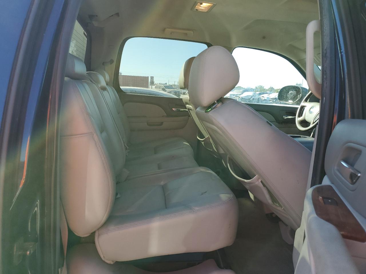 2011 Chevrolet Avalanche - Image 10