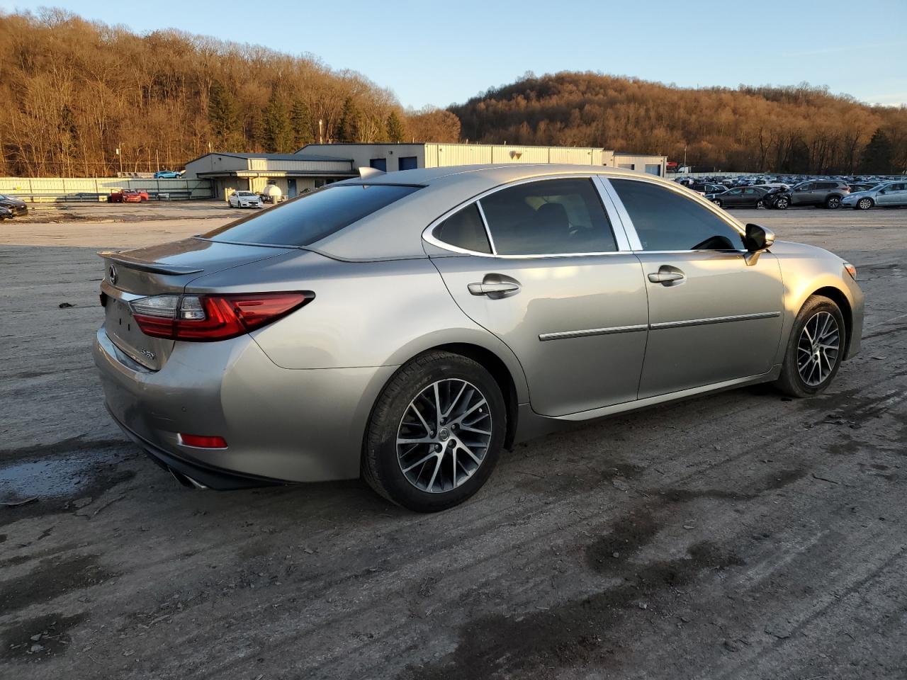 2016 Lexus ES - Image 3