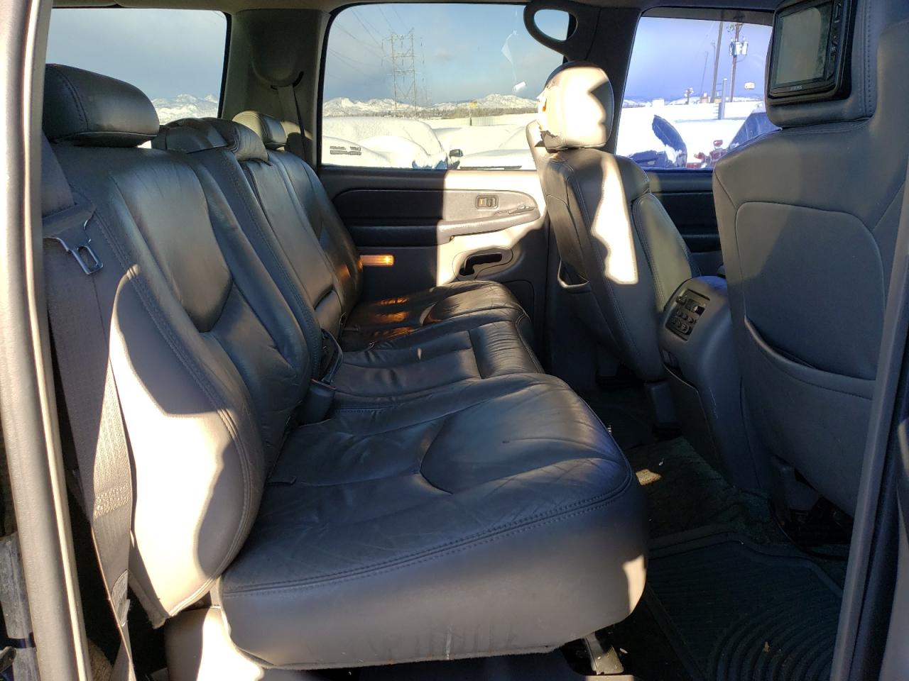 2003 Chevrolet Suburban - Image 11