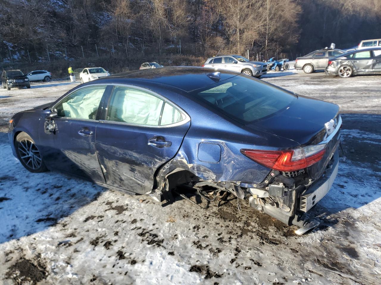 2016 Lexus ES - Image 2