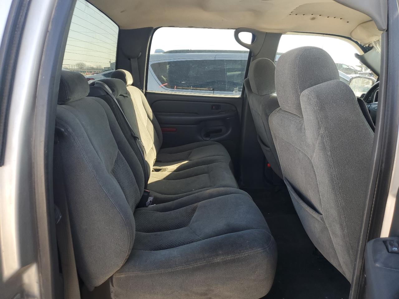 2004 Chevrolet Silverado - Image 10