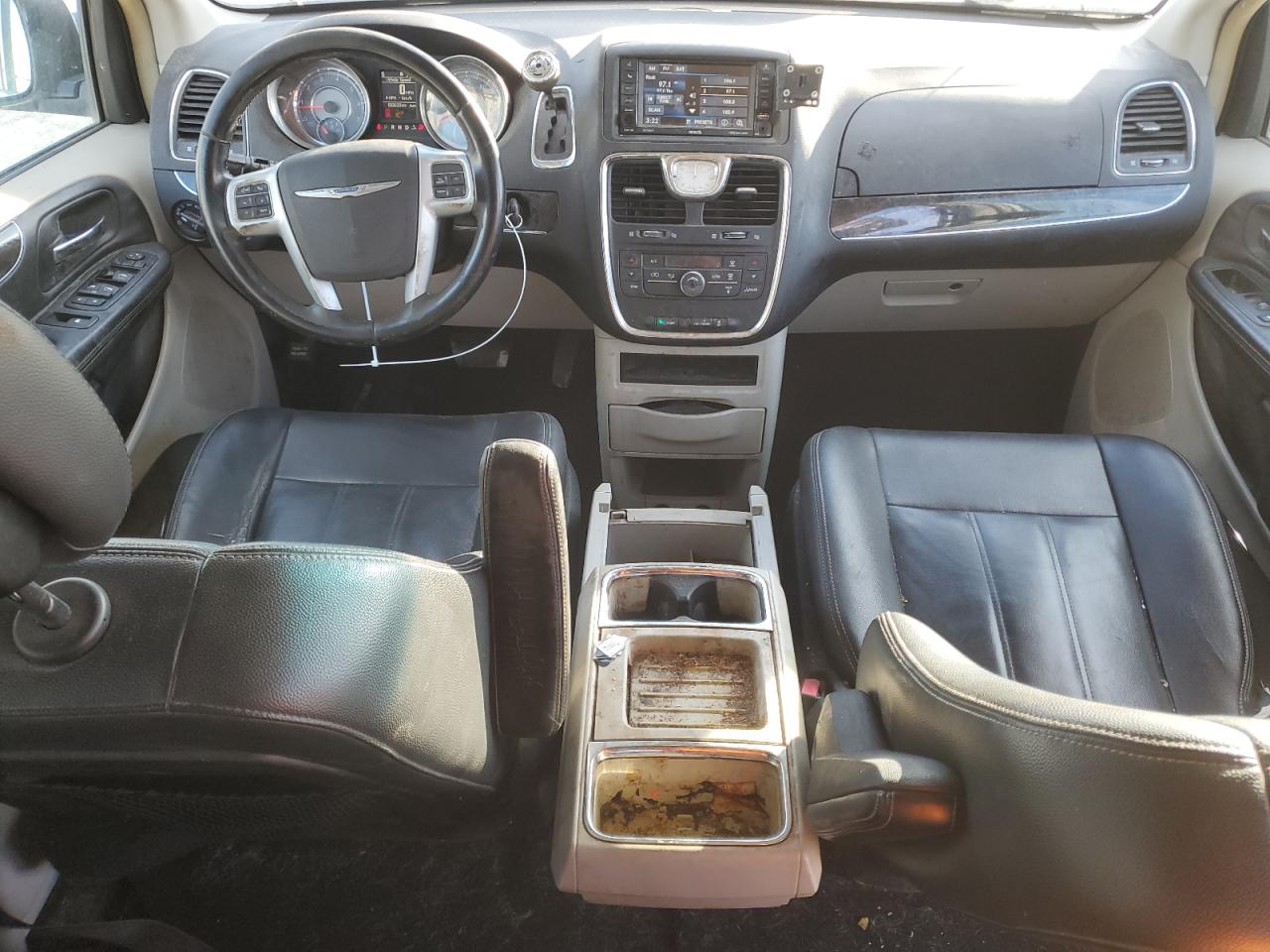 2014 Chrysler Town & Country - Image 8