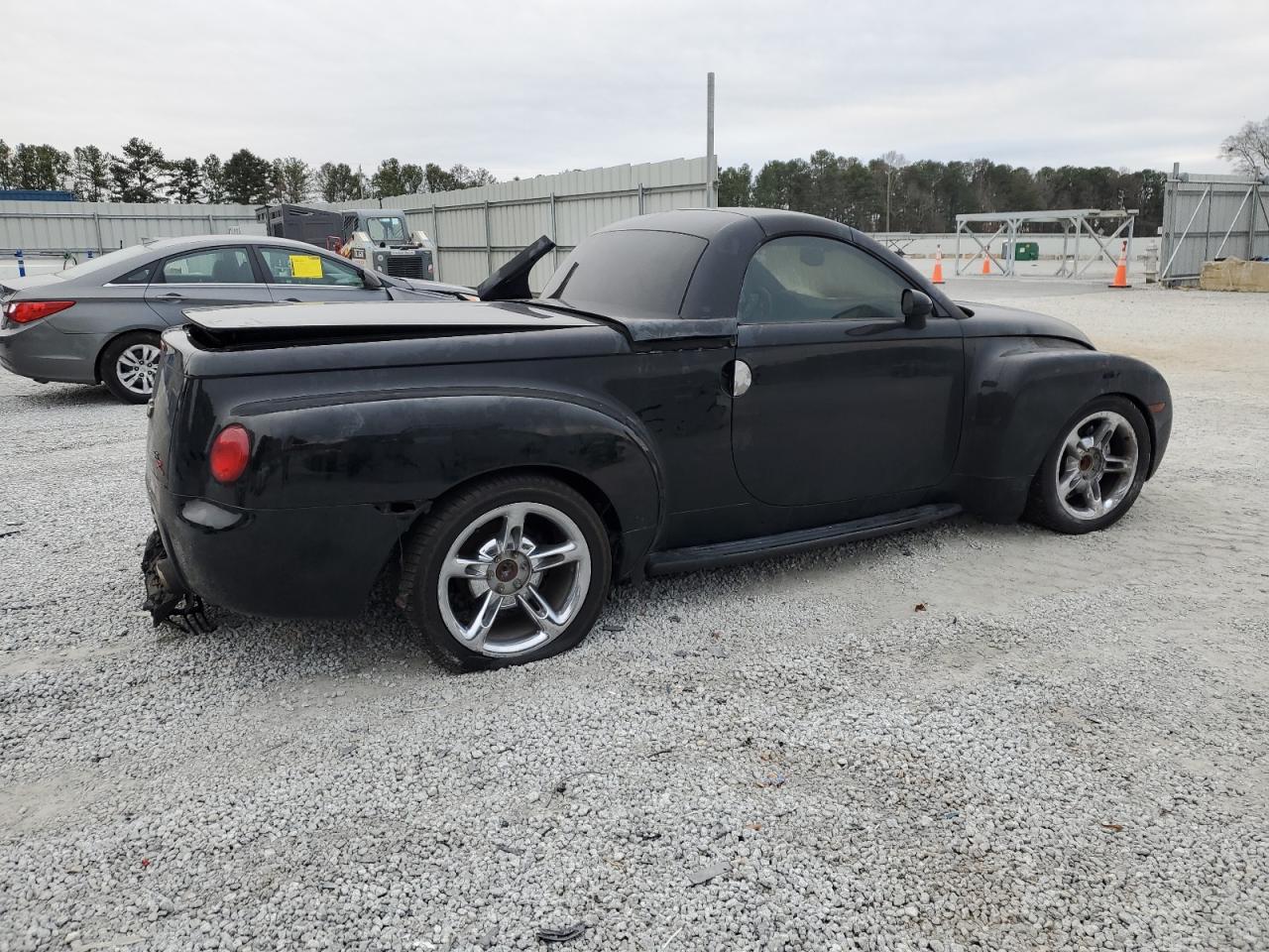 2005 Chevrolet SSR - Image 3