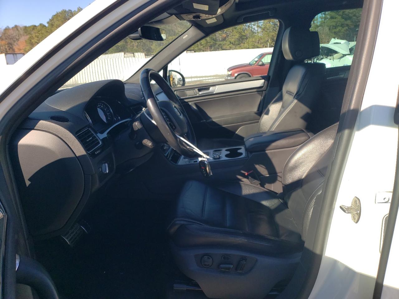 2017 Volkswagen Touareg - Image 7