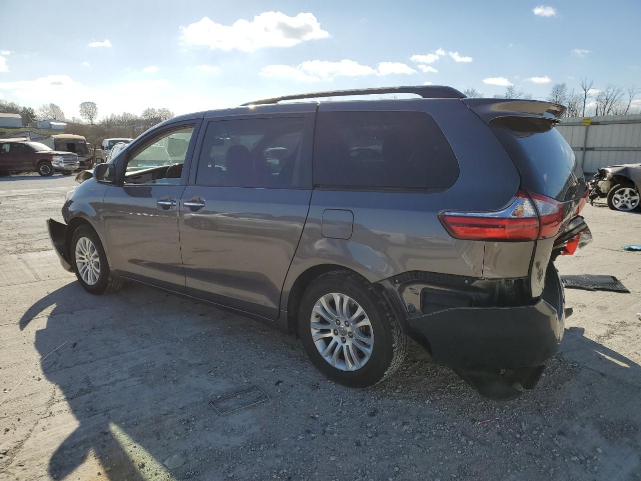 2017 Toyota Sienna - Image 2