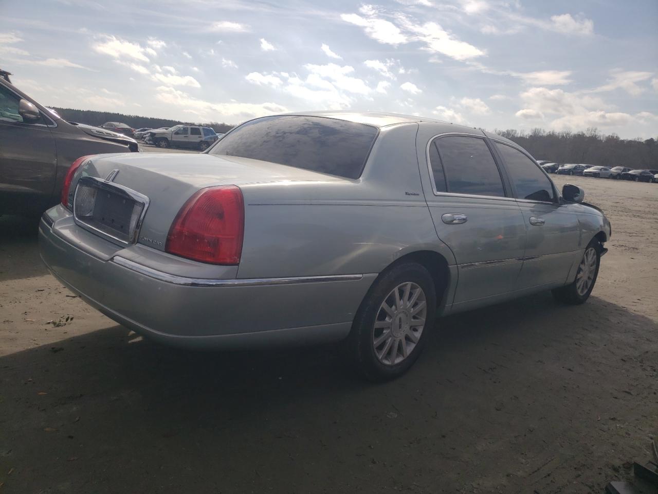 2007 Lincoln Town Car - Image 3