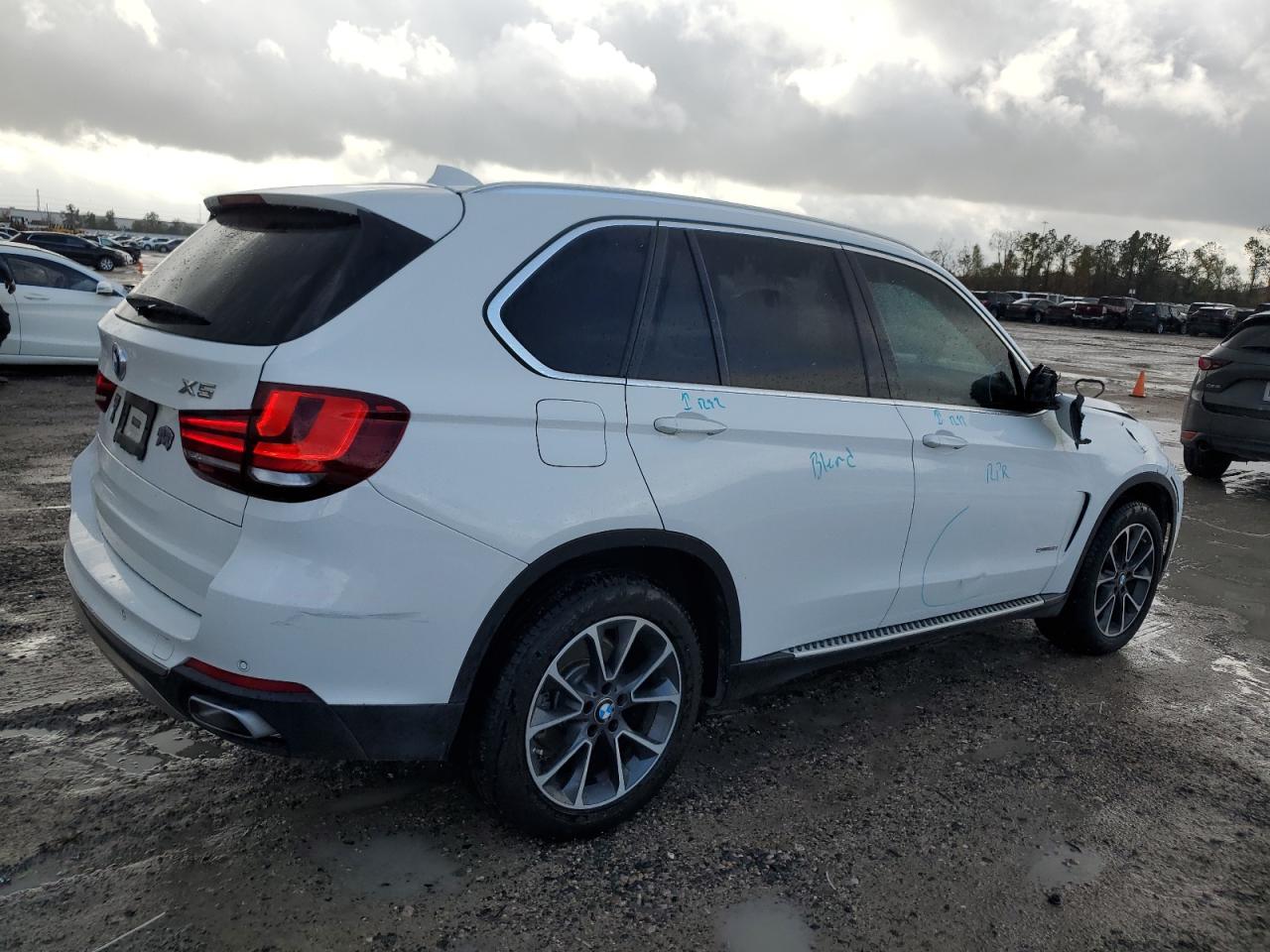 VIN 5UXKR2C54J0X08110 2018 BMW X5 no.3