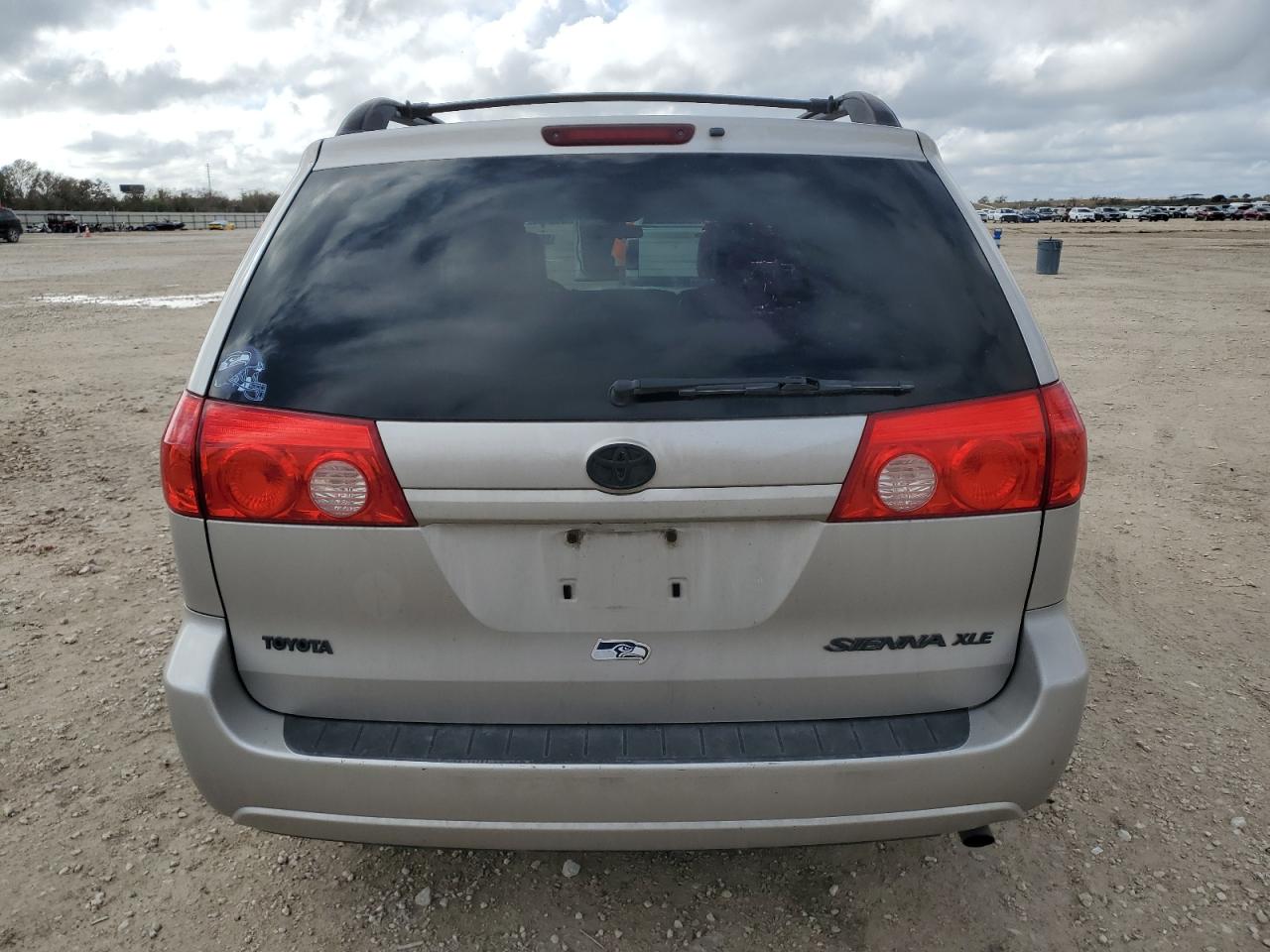 2009 Toyota Sienna - Image 6