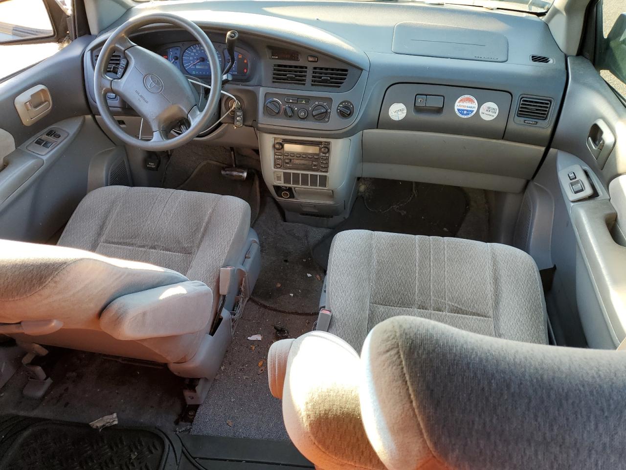 2002 Toyota Sienna Ce VIN: 4T3ZF19C42U479207 Lot: 82301664