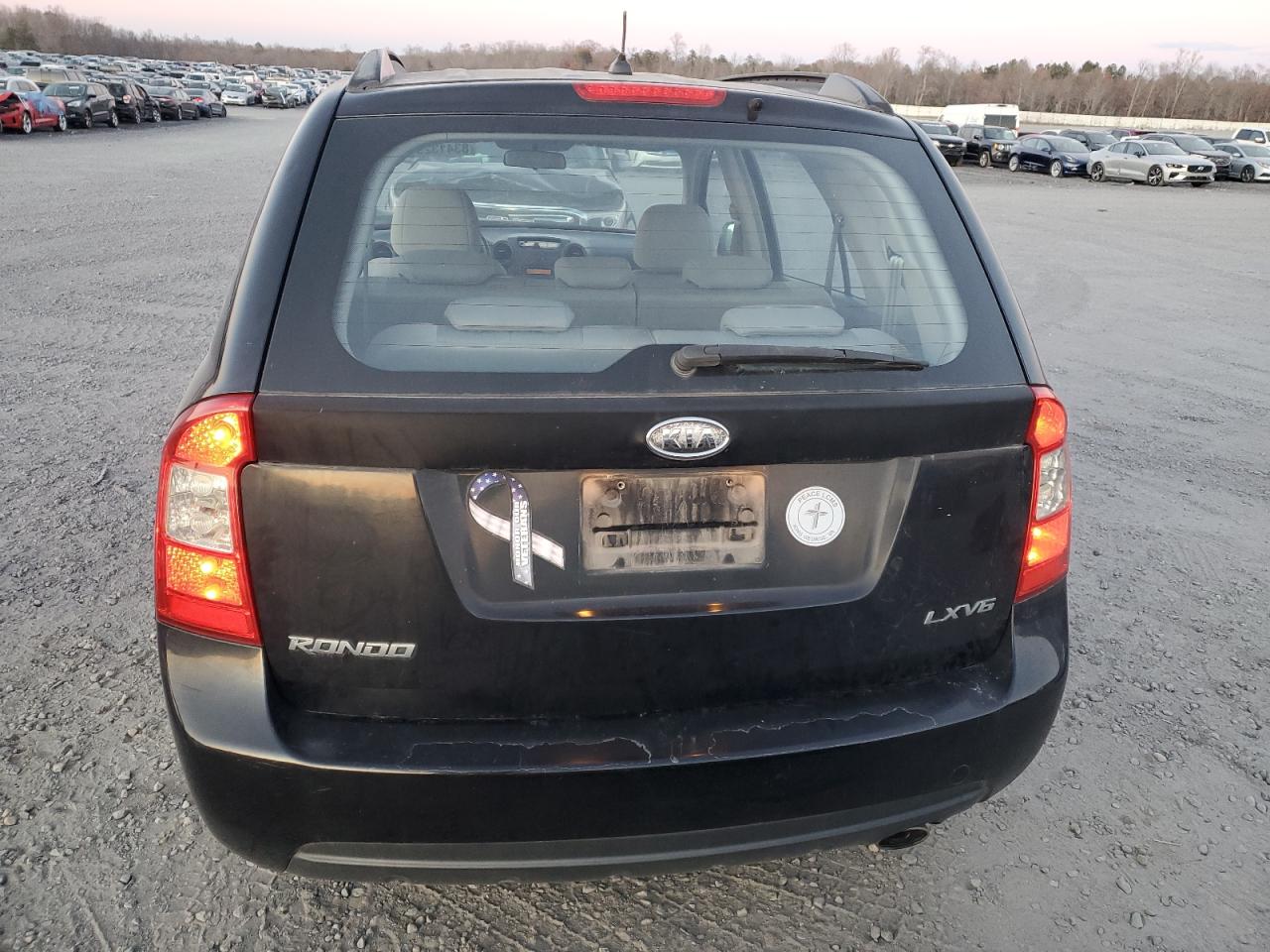 2007 Kia Rondo Lx VIN: KNAFG526177067287 Lot: 83413294