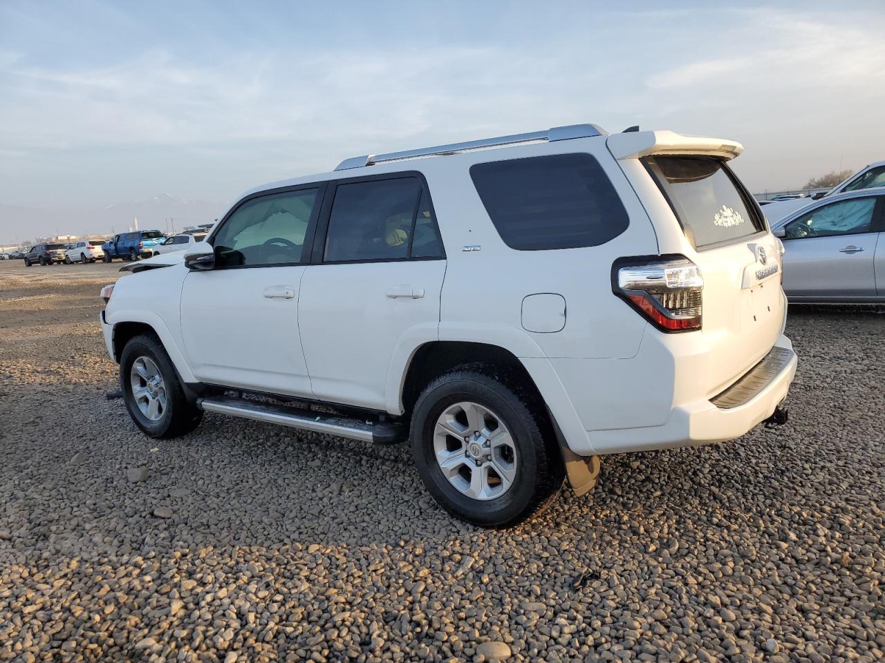 VIN JTEBU5JRXJ5517653 2018 TOYOTA 4RUNNER no.2