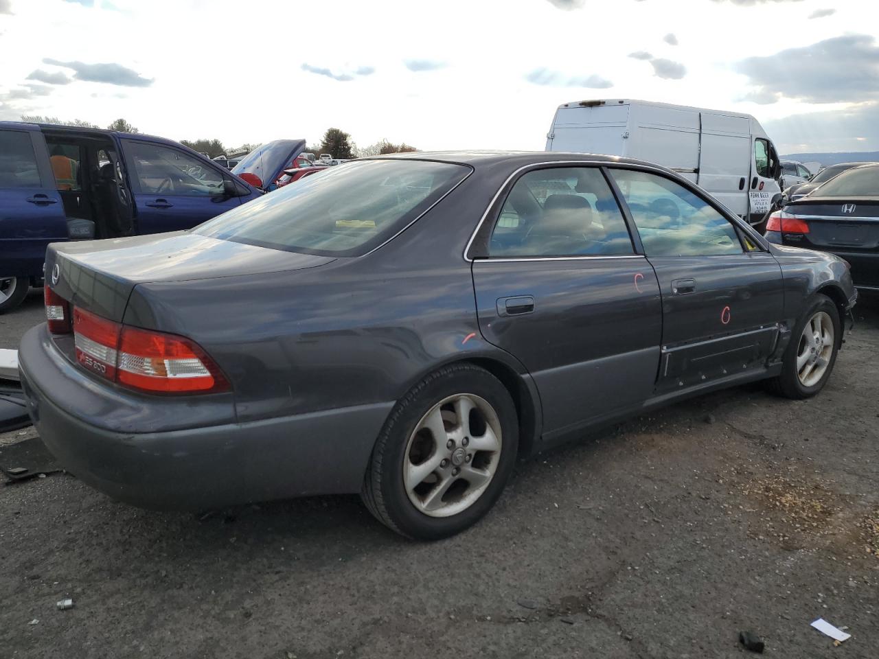 2000 Lexus ES - Image 3