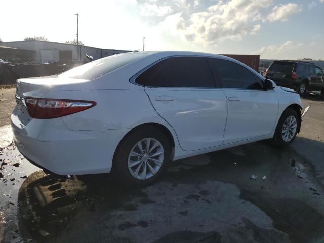  TOYOTA CAMRY 2015 Белый