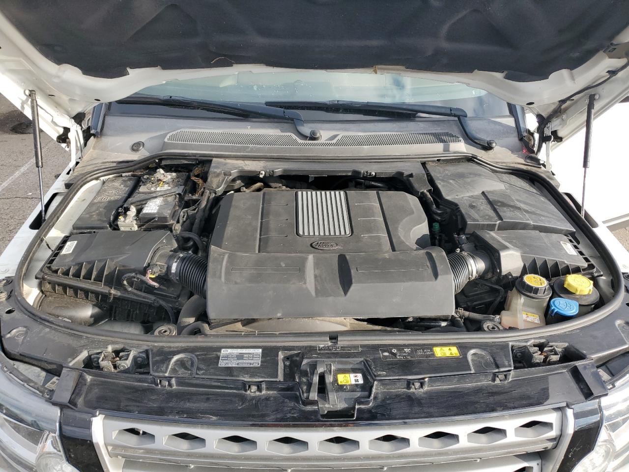 2014 Land Rover LR4 - Image 12