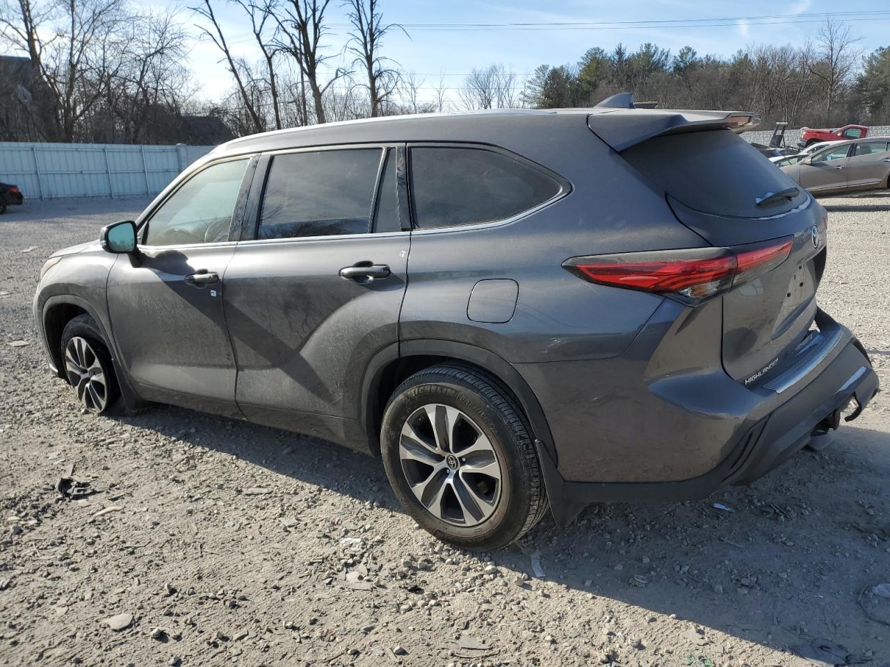 2022 Toyota Highlander - Image 2