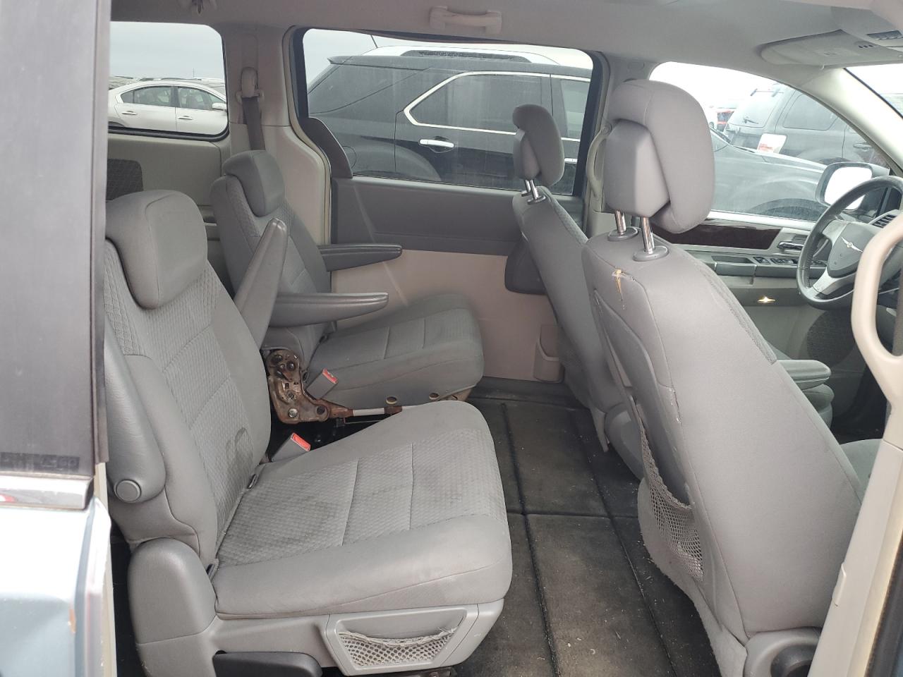 2010 Chrysler Town & Country - Image 11