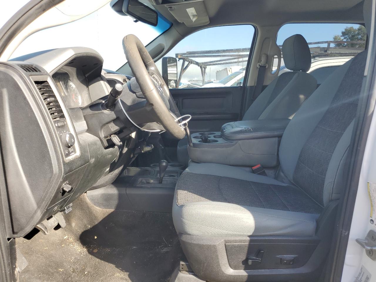 2015 RAM 3500 - Image 7