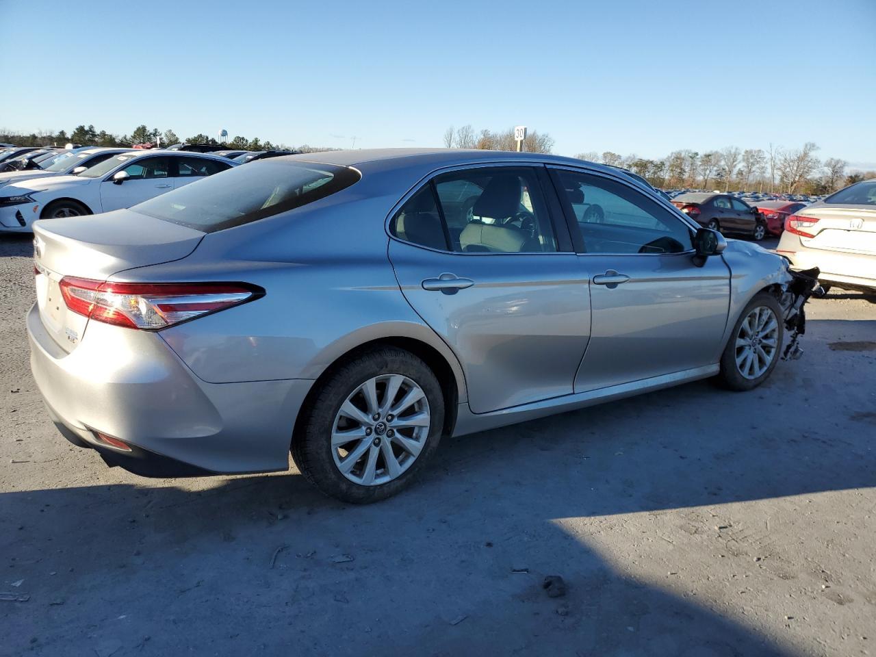 VIN 4T1B11HK1JU675914 2018 TOYOTA CAMRY no.3