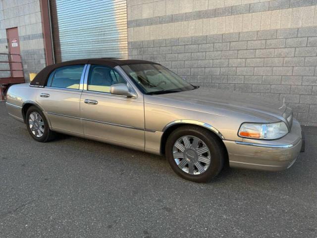 2003 Lincoln Town Car Signature