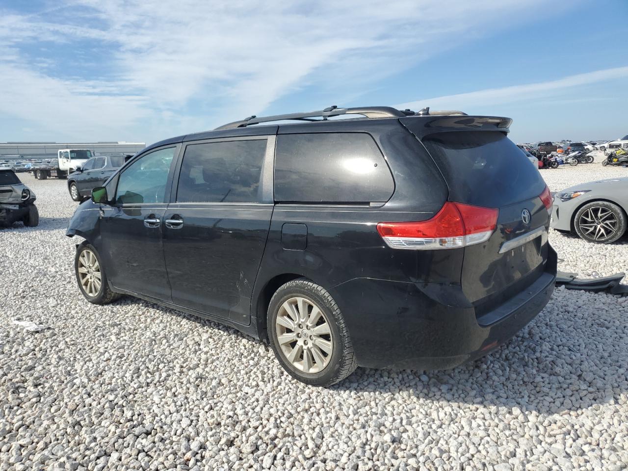 2014 Toyota Sienna - Image 2
