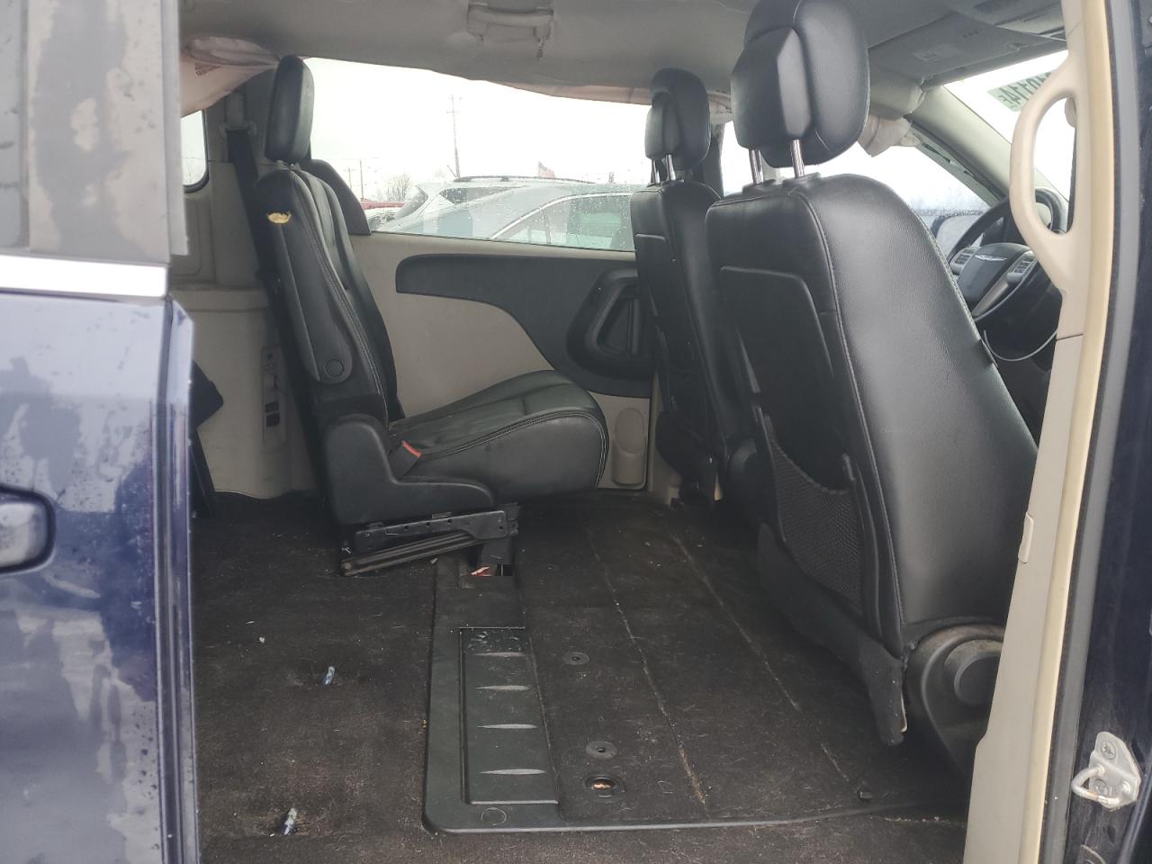 2014 Chrysler Town & Country - Image 11
