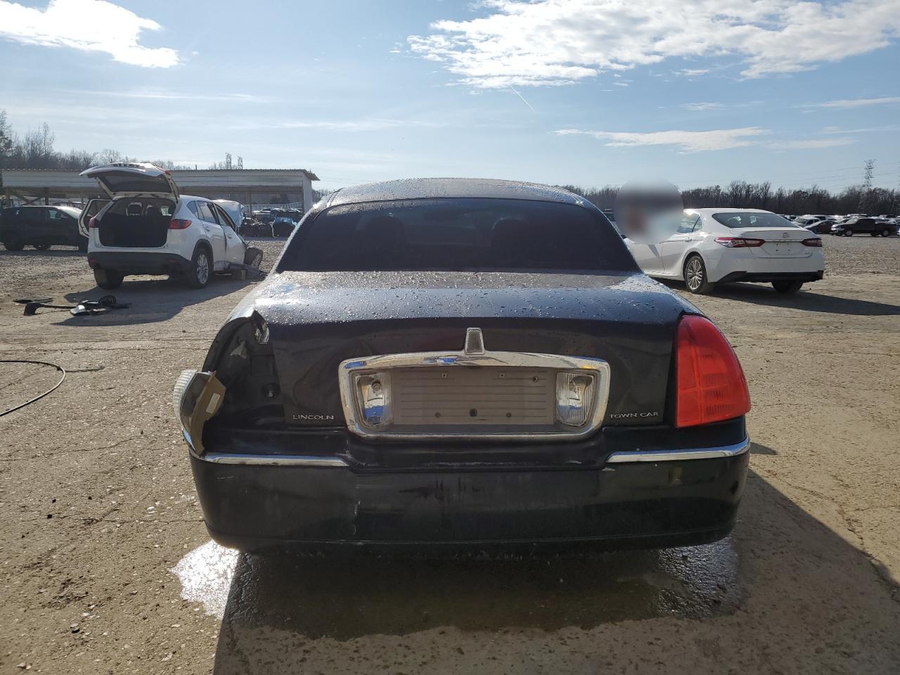 2006 Lincoln Town Car - Image 6