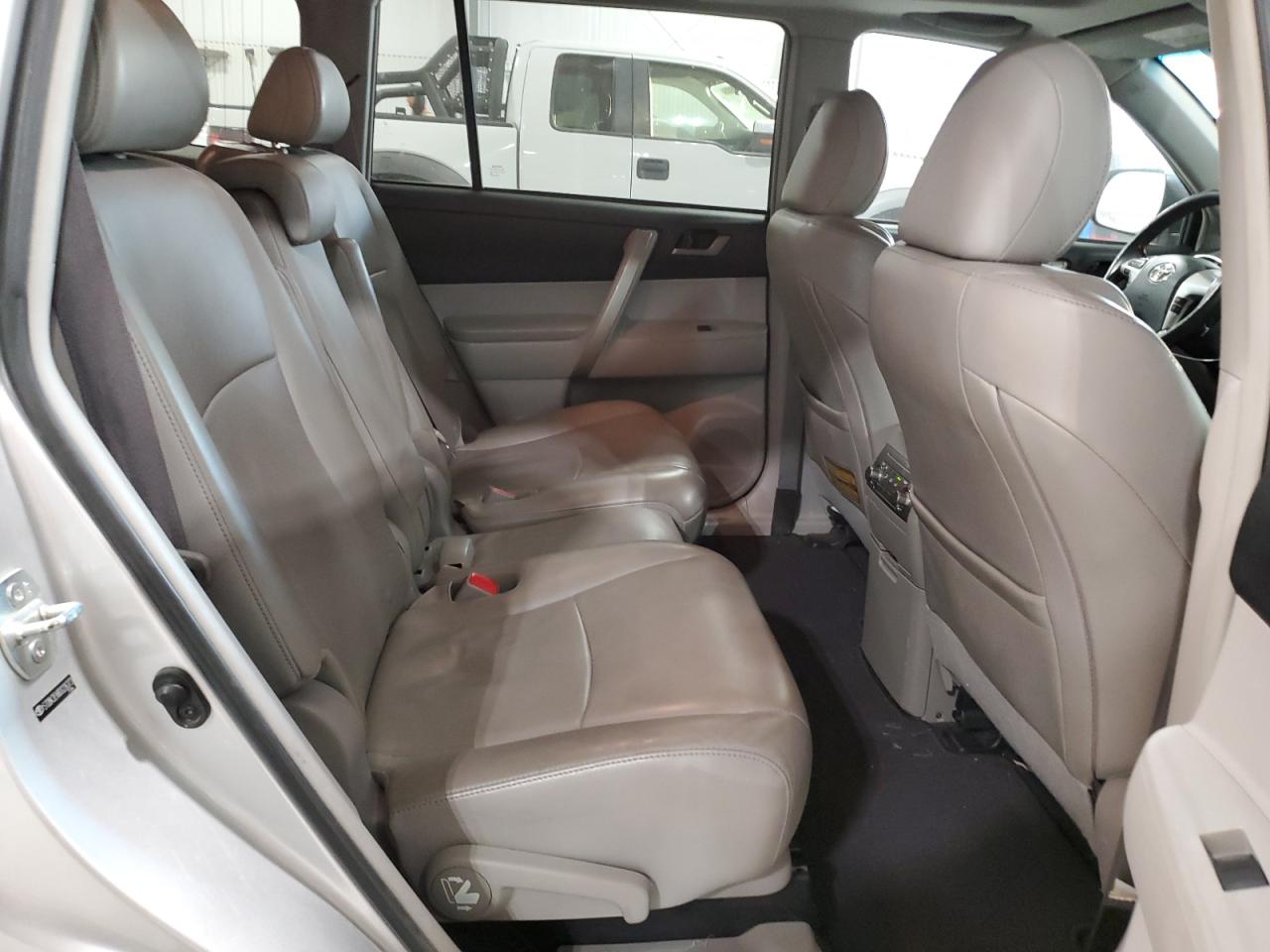 2013 Toyota Highlander - Image 11