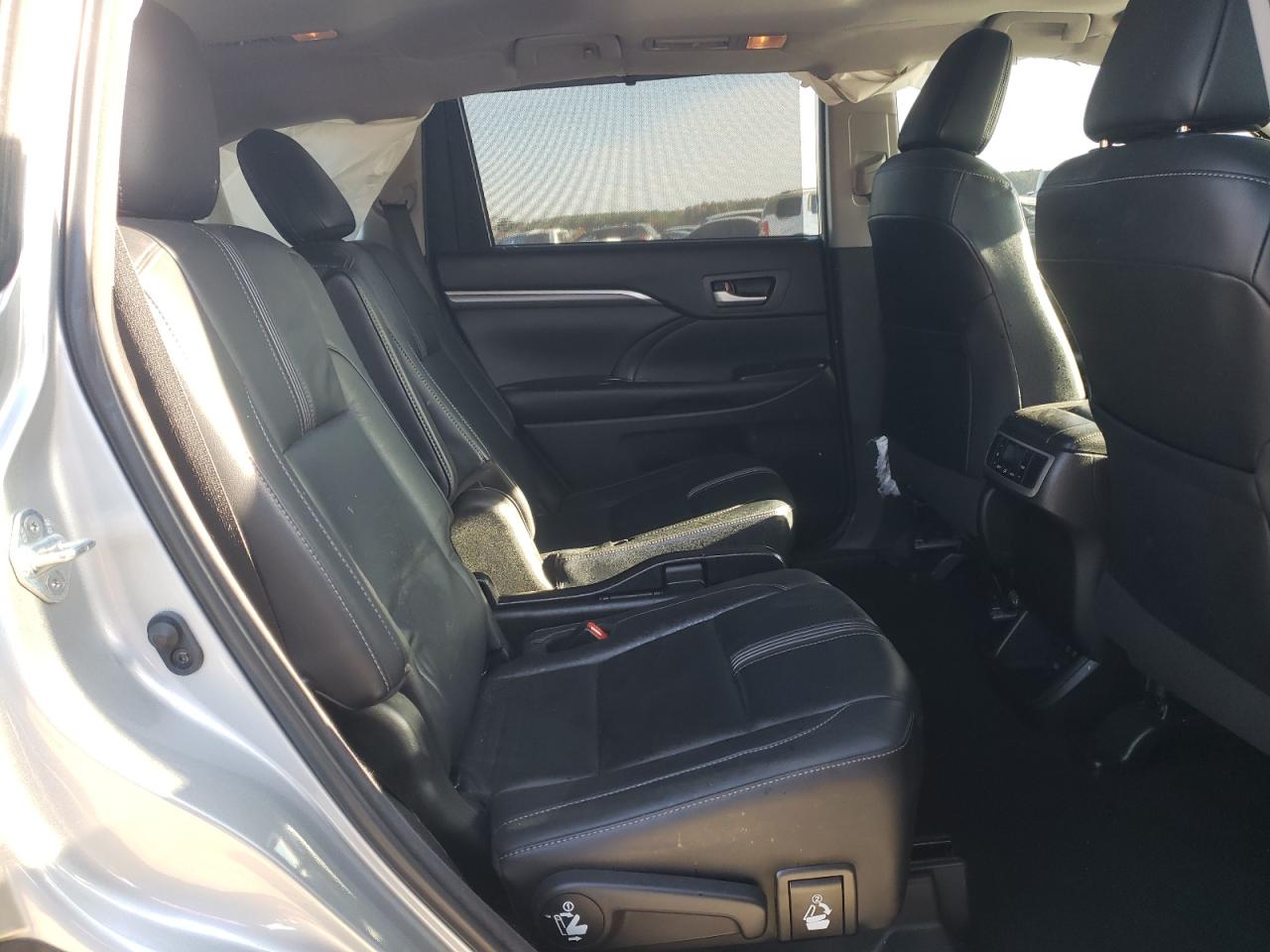 2018 Toyota Highlander - Image 12
