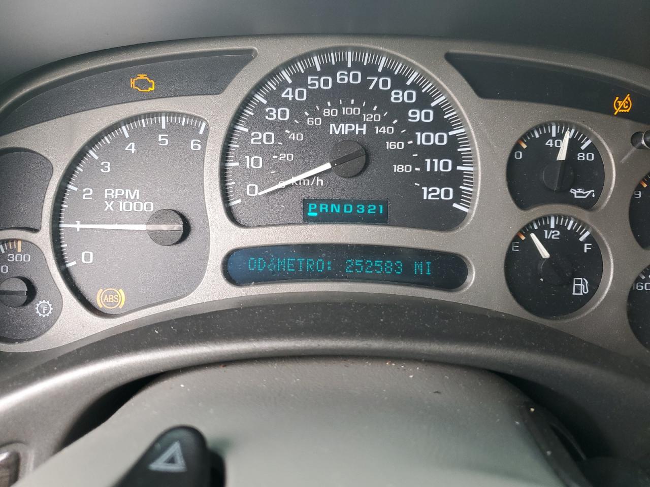 2004 GMC Yukon - Image 9