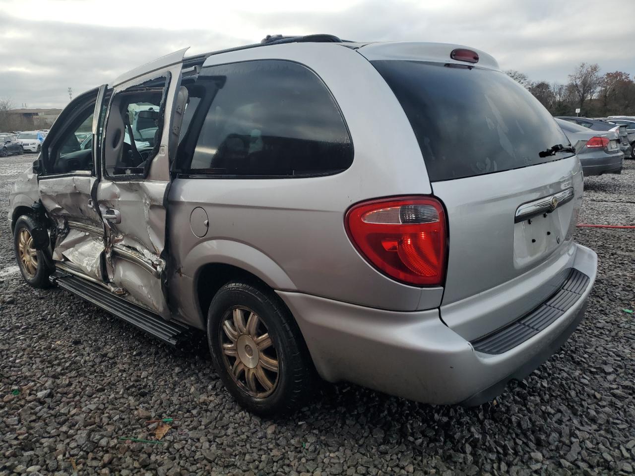 2006 Chrysler Town & Country - Image 2