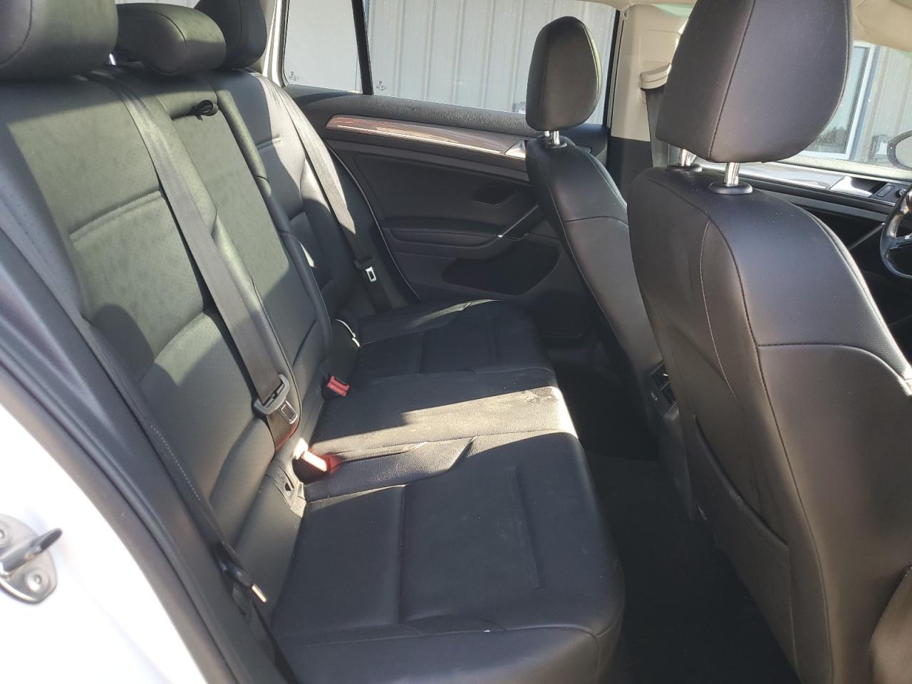 2017 Volkswagen Golf - Image 12