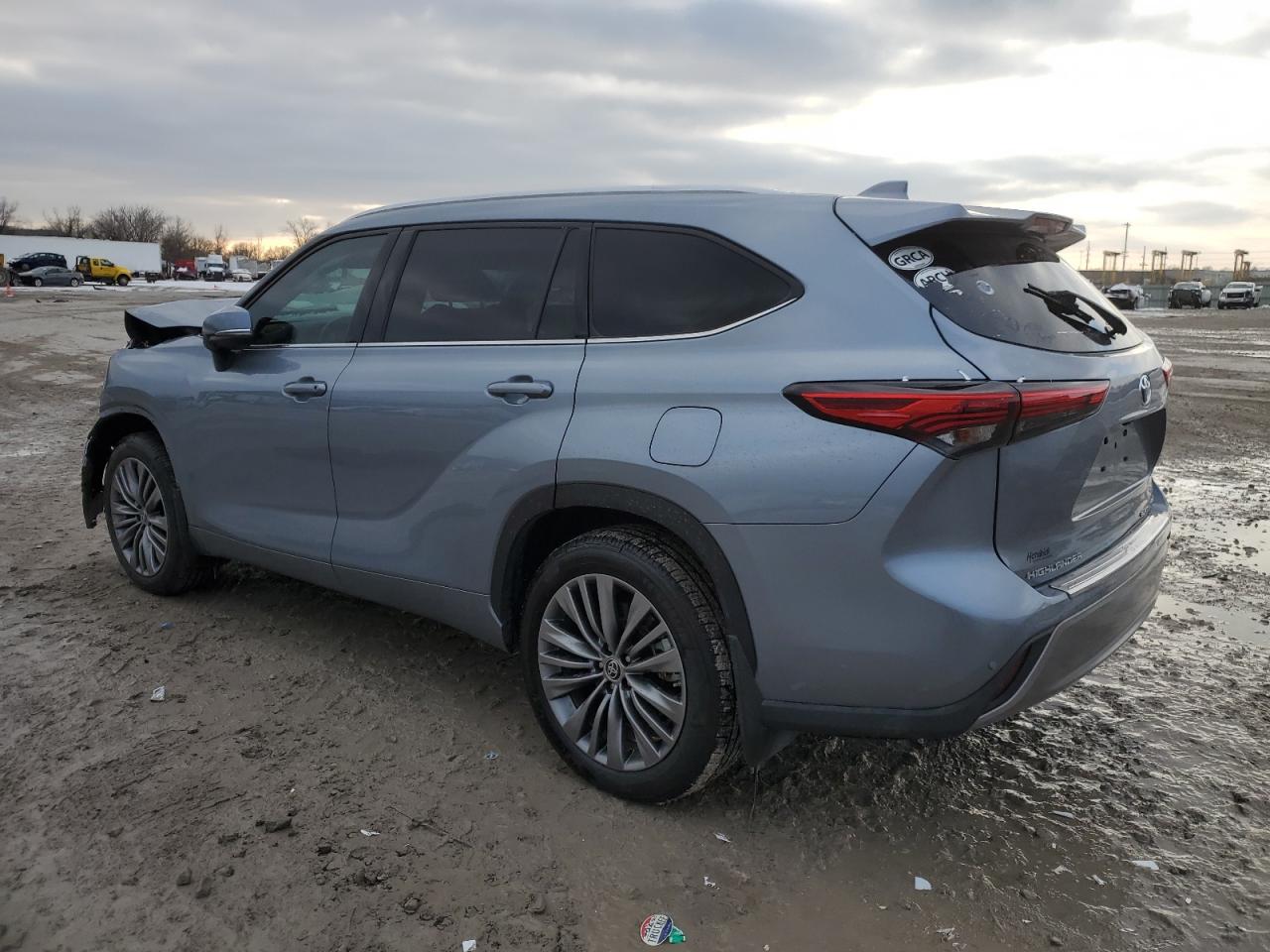 2020 Toyota Highlander - Image 2