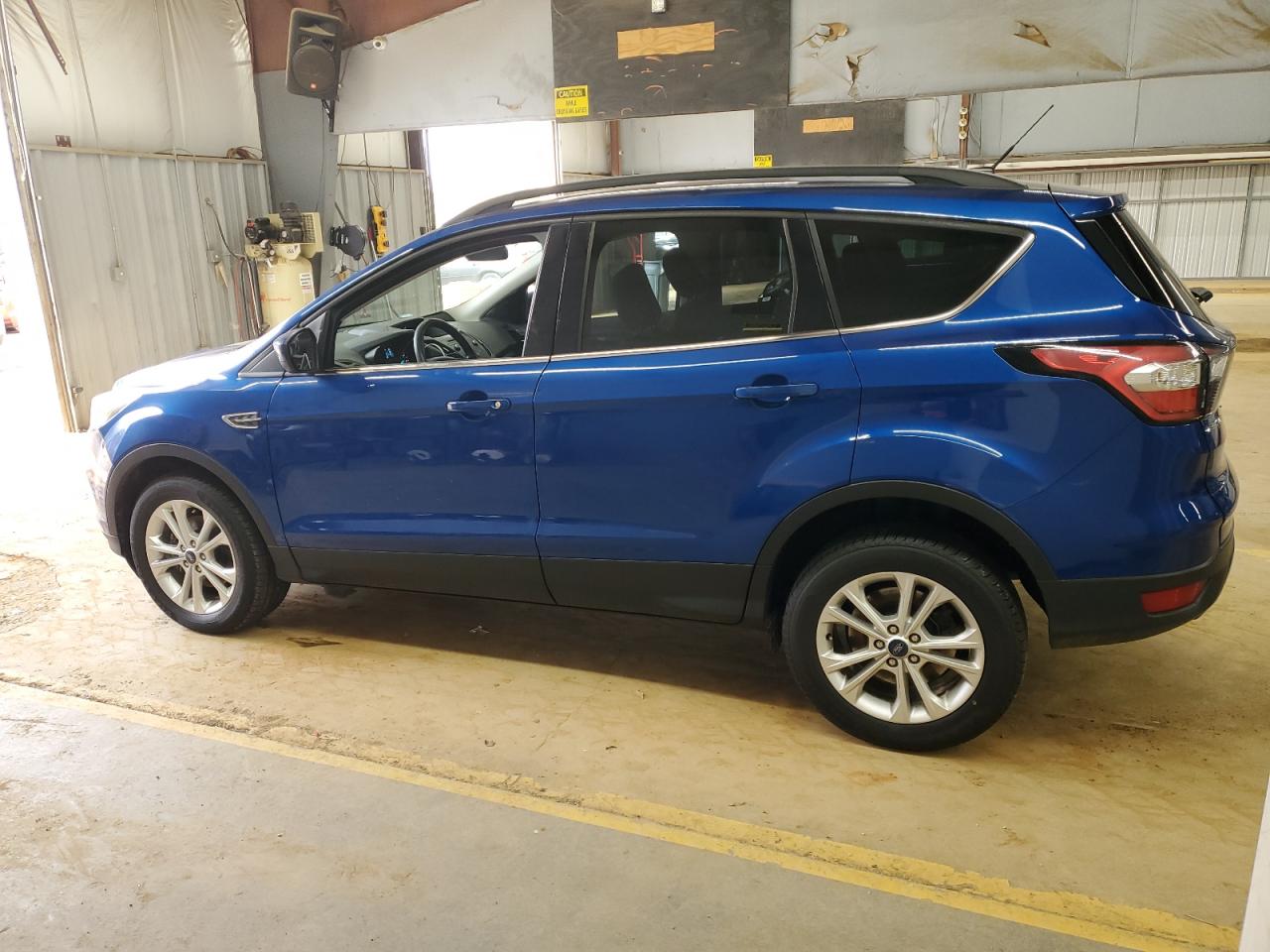 VIN 1FMCU0GD2JUD38855 2018 FORD ESCAPE no.2