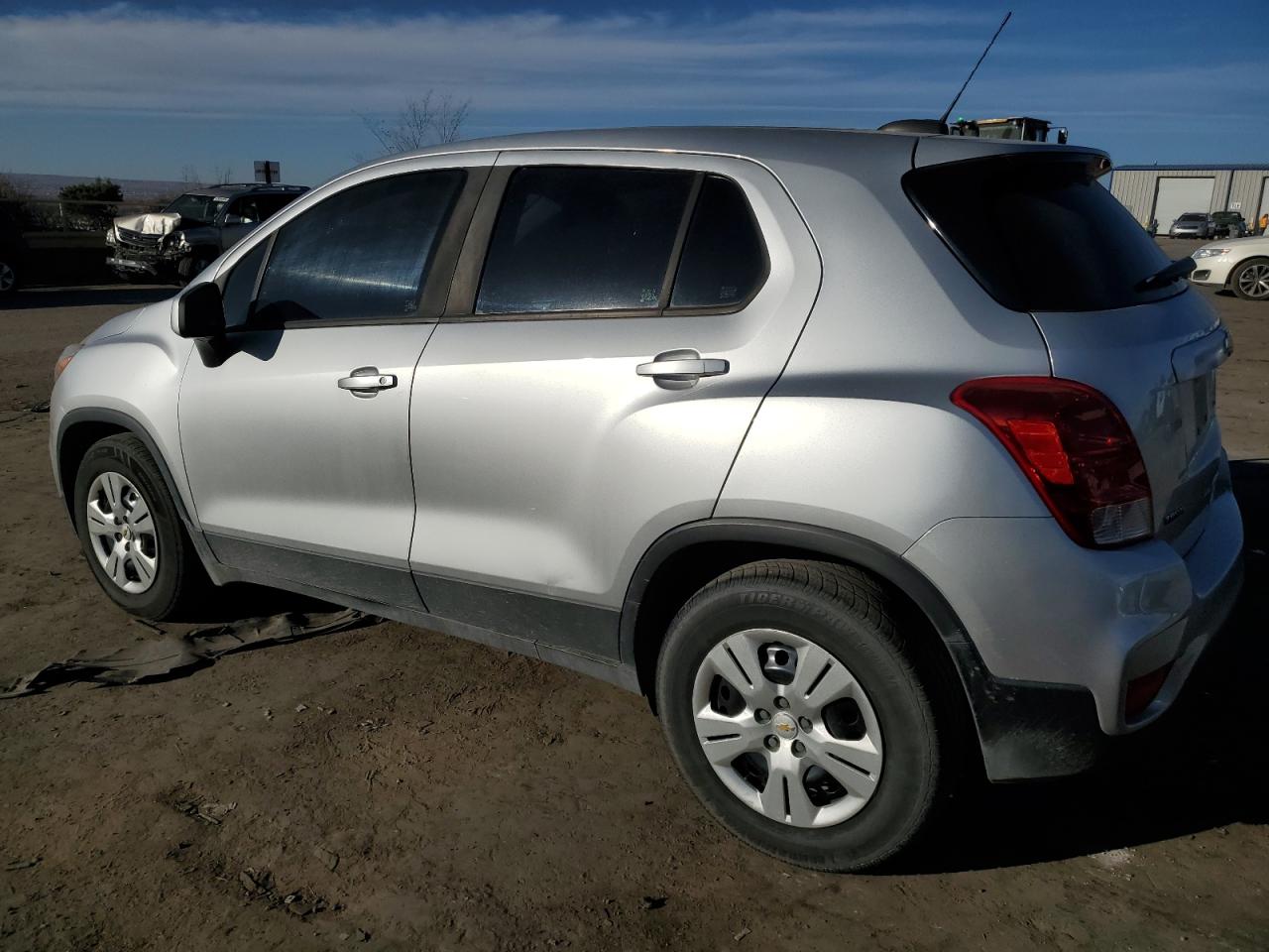 VIN KL7CJKSB6JB607396 2018 CHEVROLET TRAX no.2