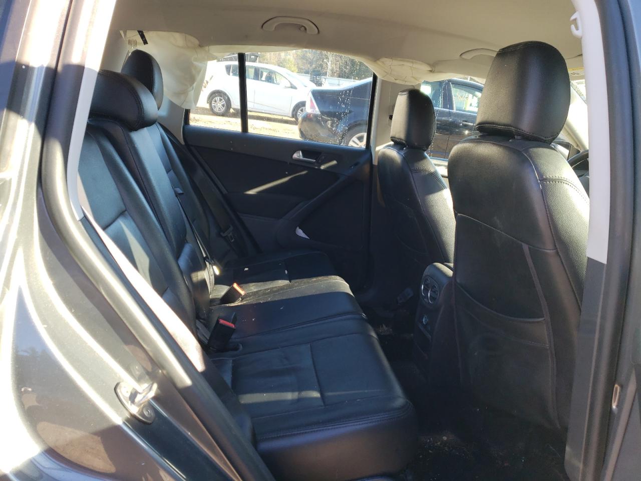 2018 Volkswagen Tiguan - Image 11