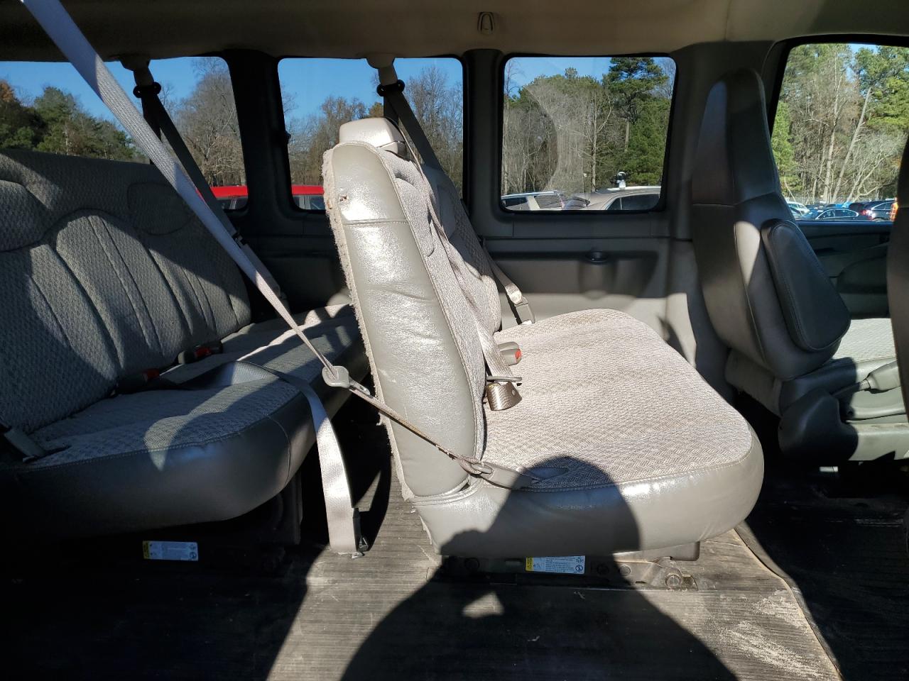 2006 Chevrolet Express - Image 11