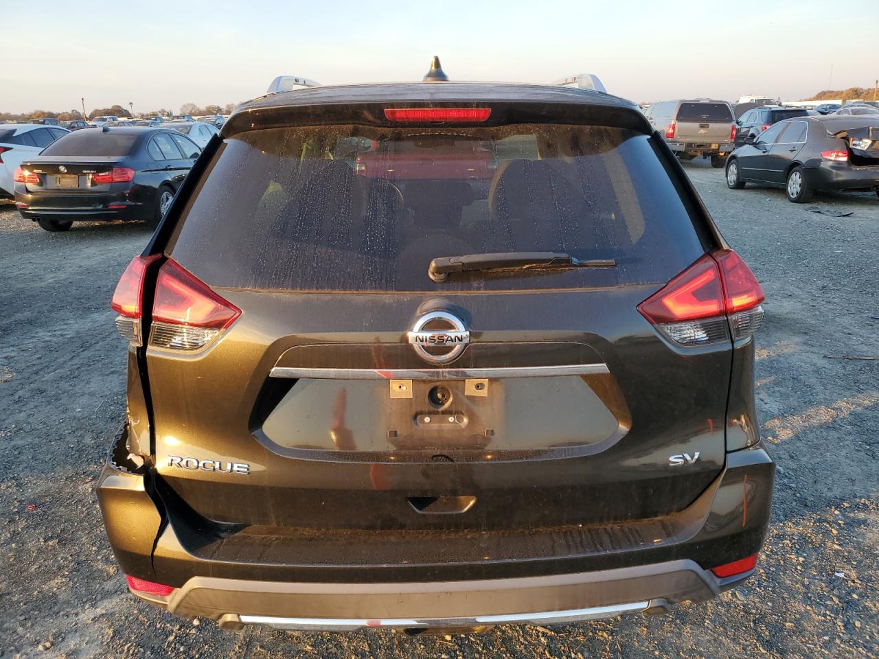 2017 Nissan Rogue S VIN: KNMAT2MT8HP563733 Lot: 82450284