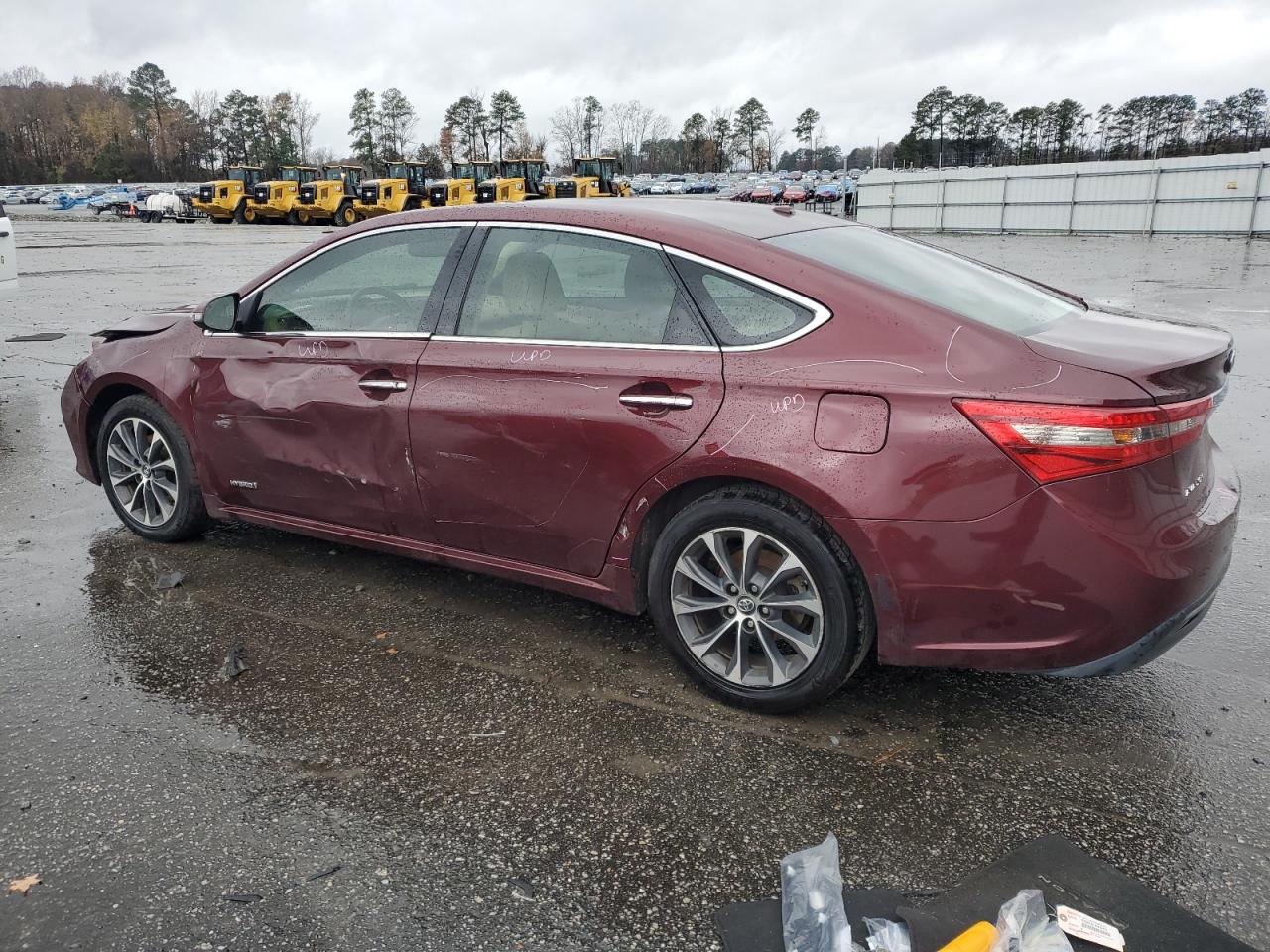 2016 Toyota Avalon - Image 2