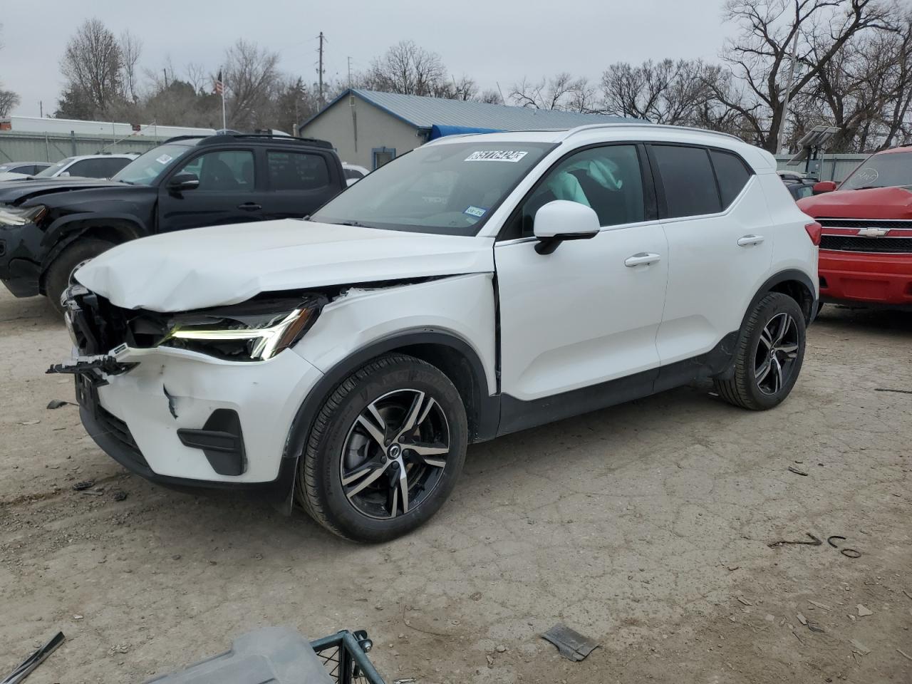 2025 VOLVO XC40 CORE