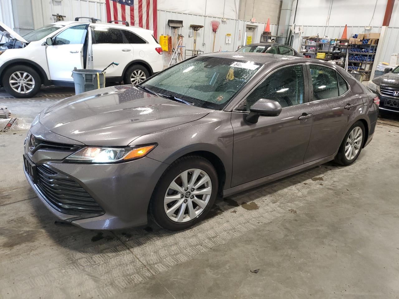 VIN 4T1B11HK2JU579497 2018 TOYOTA CAMRY no.1